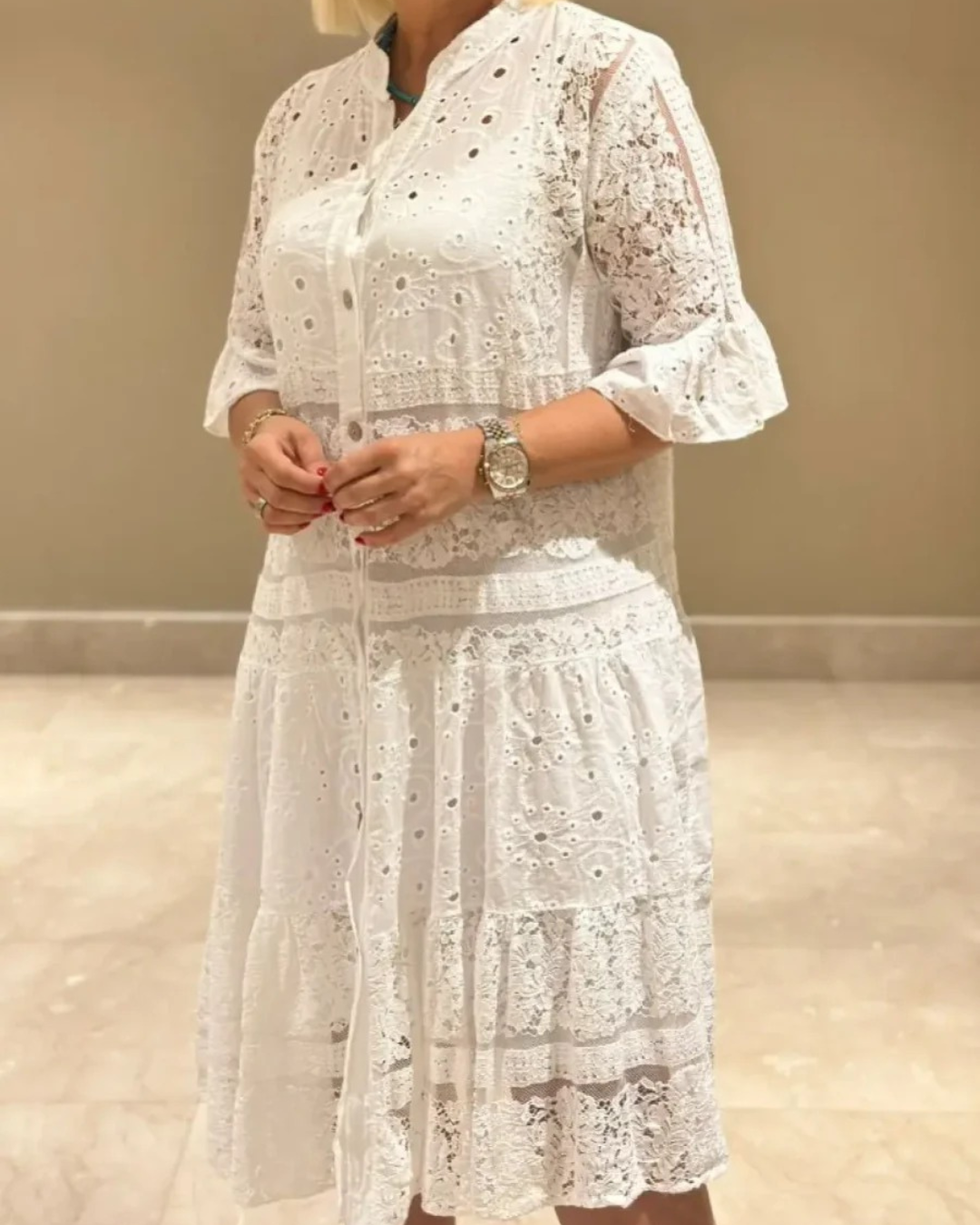 Vestido de encaje con mangas y botones