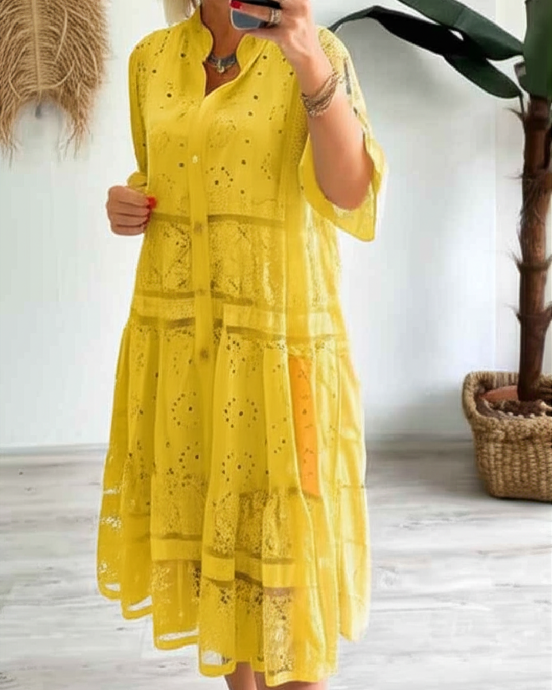Vestido de encaje con mangas y botones