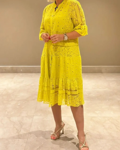 Vestido de encaje con mangas y botones
