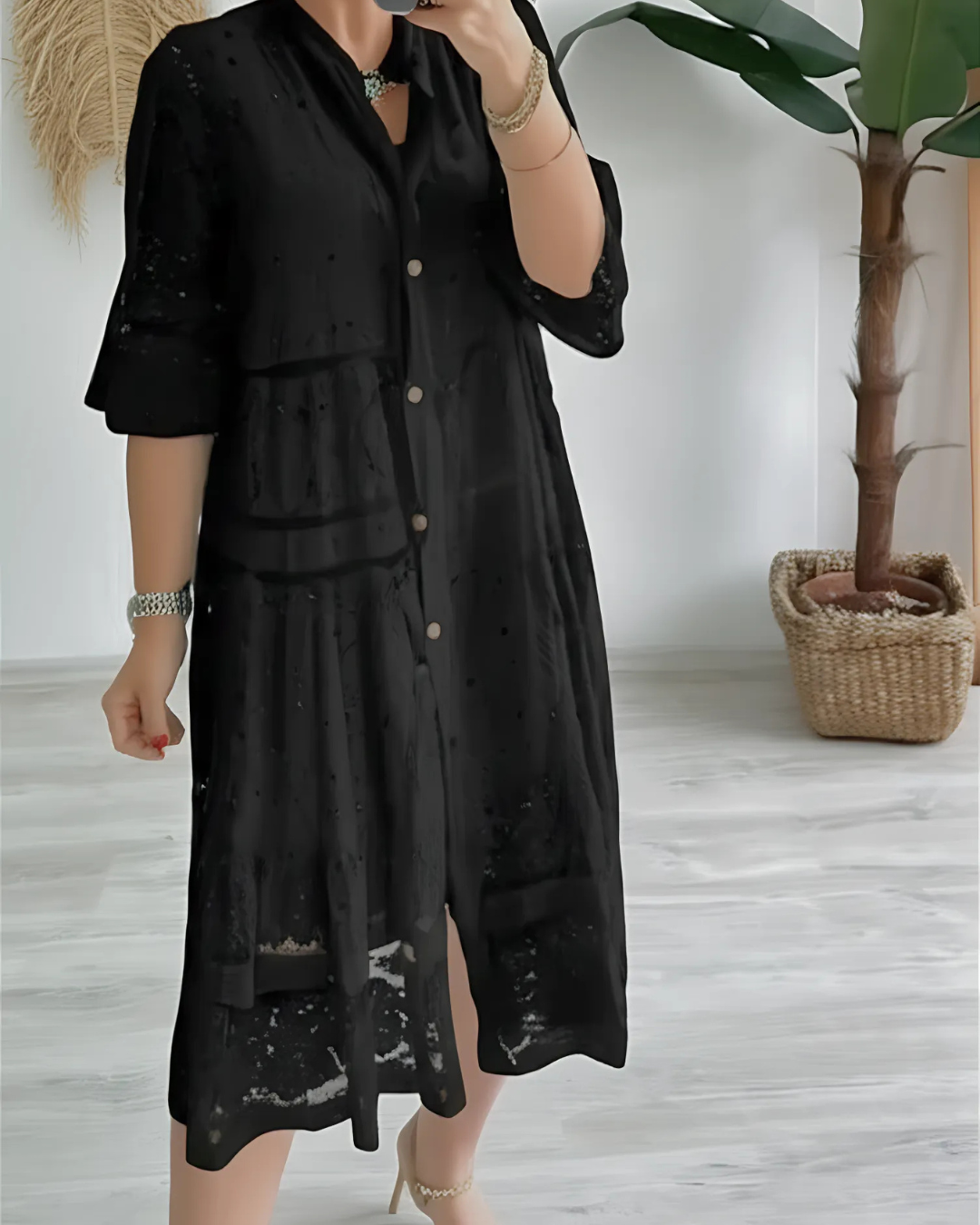 Vestido de encaje con mangas y botones