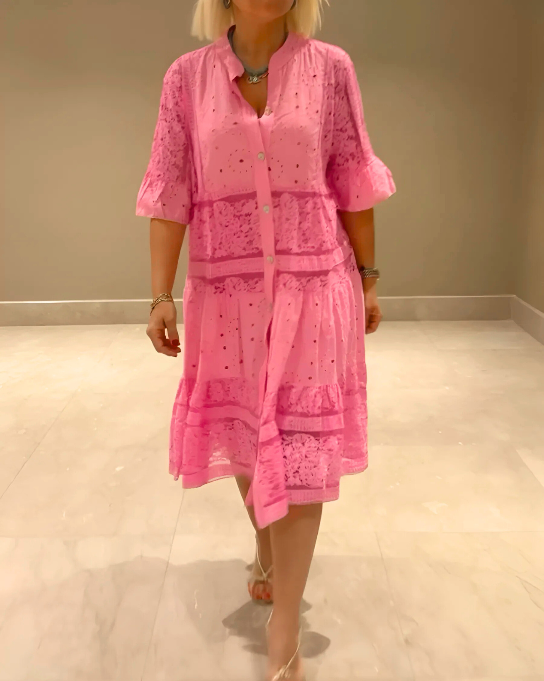 Vestido de encaje con mangas y botones