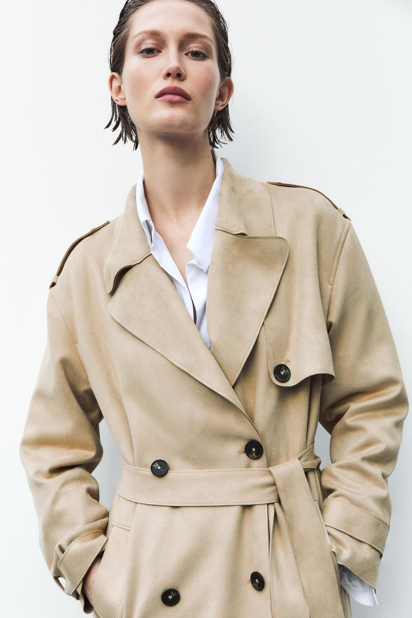 Nicki-  Abrigo Semilargo con Efecto Ante y Cinturón